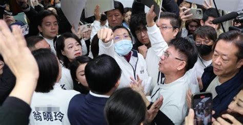 台媒：蓝绿民意代表为确认“选罢法”议事录爆发冲突，“气氛火爆” 腾讯新闻