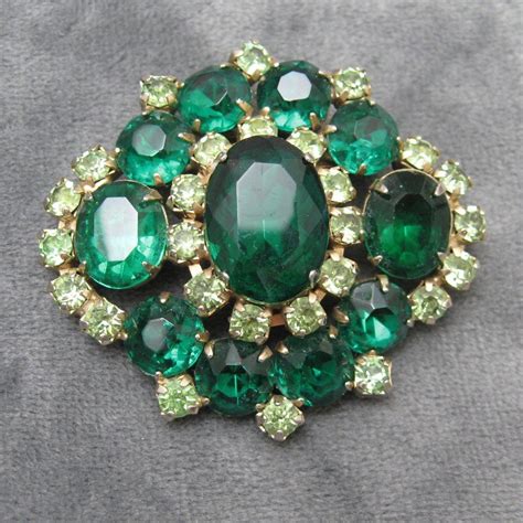 Vintage Brooch Rhinestone Emerald Green Pin P2199