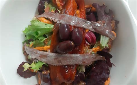 Ensalada De Pimientos Asados Con Olivas Anchoas Y Vinagreta De Mostaza