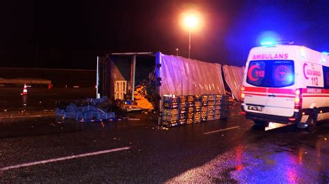 TIR devrildi tonlarca mandalina yola saçıldı 1 yaralı