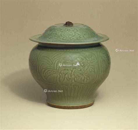 16TH 17TH CENTURY A LARGE LONGQUAN CELADON JAR AND COVERGUAN 2017年5月拍卖