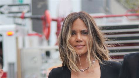 Vamp izdanje koje dokazuje da je Halle Berry i dalje božica crvenog tepiha