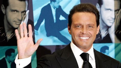 Luis Miguel Cumple A Os En Su Torre De Cristal