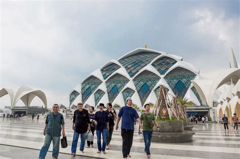 Wisata Religi Sambil Mengagumi Keindahan Arsitektur Masjid Di