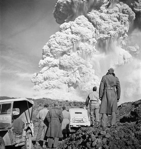 Mount Vesuvius eruption, 1944. : r/pics