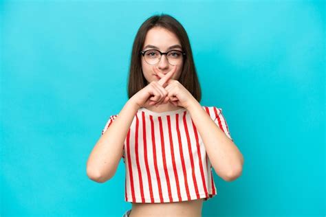 Jovem Mulher Ucraniana Isolada Em Fundo Azul Mostrando Um Sinal De