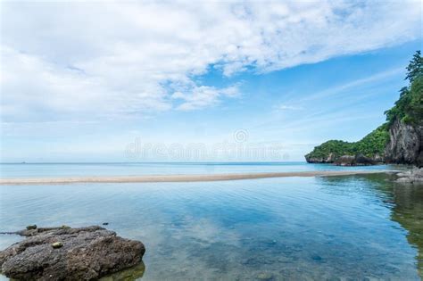 Naturaleza Tropical Playa Limpia E Isla En Verano Cielo Azul Imagen De