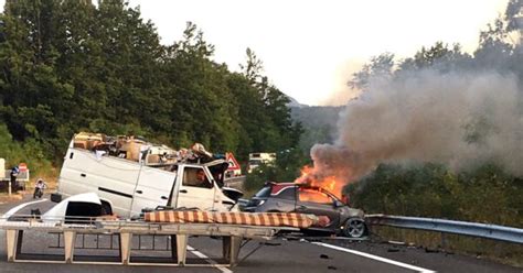 Tragedia Sulla Sinnica Schianto Fatale Tra Furgone E Auto Due Morti E