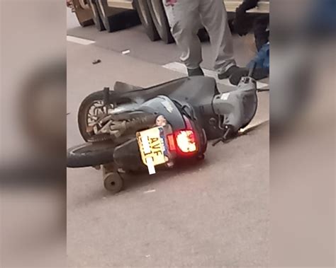 Motociclista fica gravemente ferido após parar em baixo de caminhão na