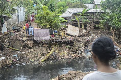 Jembatan Penghubung Dua Desa Terputus Antara Foto