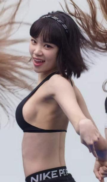 9 Hot Sexy Kim Chaewon Bikini Pics