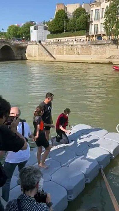 Anne Hidalgo se baigne dans la Seine 9 jours avant le début des JO de