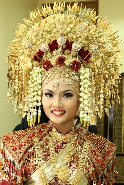 Suntiang A Decadent Golden Headdress Wedding Headdress Indonesian