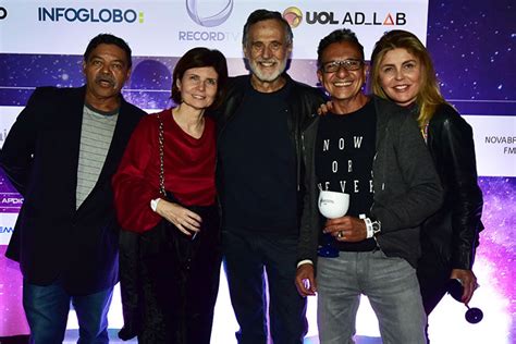 Mídias Se Divertem E Dançam Na Festa Do Grupo De Mídia Do Rio Janela