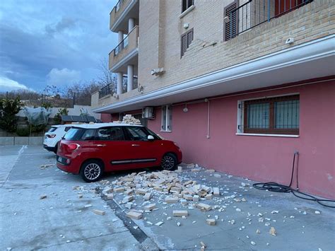 Alberi E Rami A Terra Mattoni Su Auto In Sosta Il Vento Sferza La