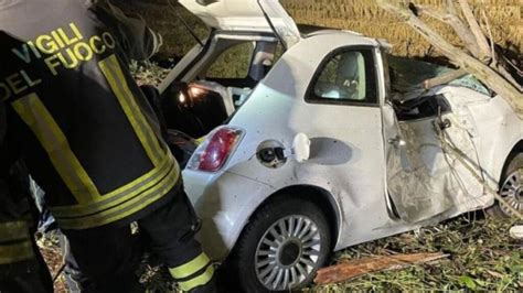 Incidente Gaggiano Auto Si Schianta Contro Un Alberto Morta Donna Di