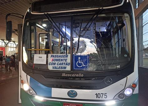 Homem é contido por populares após agredir motorista e danificar ônibus