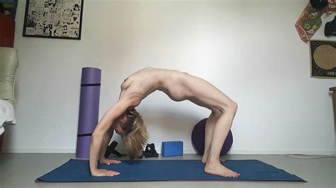 Have You Ever Tried Naked Yoga It S Awesome Scrolller