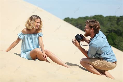 Background Fotografer Dengan Kamera Memotret Wanita Cantik Dan Gambar