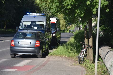 Wypadek W Jastrz Biu Samoch D Osobowy Potr Ci Rowerzystk Kierowca