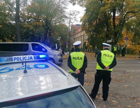 Akcja Znicz policjanci dbają o bezpieczeństwo przy cmentarzach