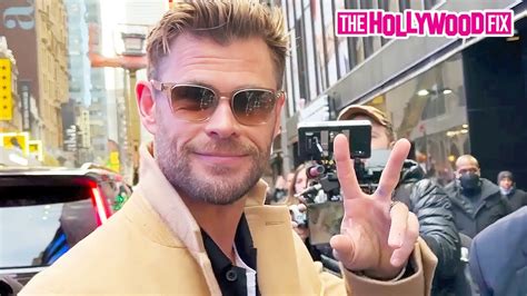 Chris Hemsworth Majorly Upsets Fans When Faking A Phone Call To Ignore Them At Jimmy Kimmel Live