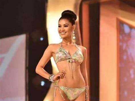 6 Hot Sexy Neus Marques Bikini Pics