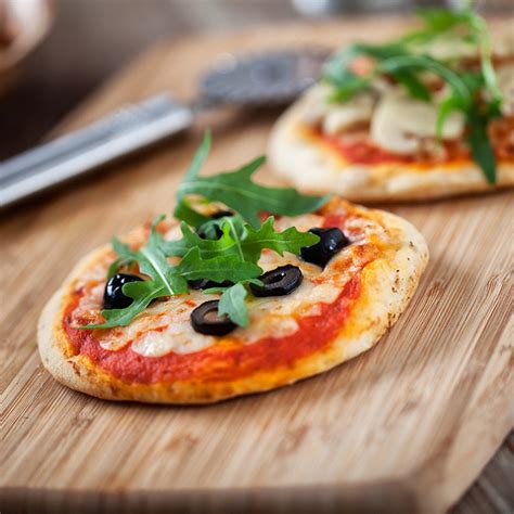 Recette Mini Pizza Tomates Fromage Olives Noires Et Origan