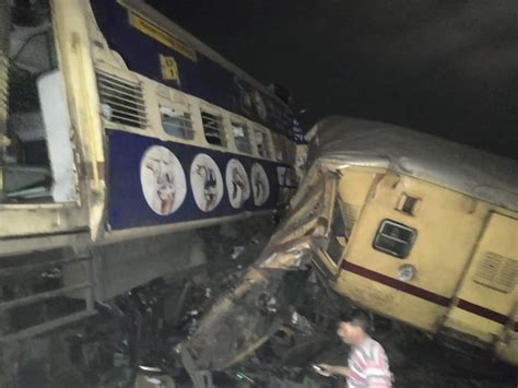 Scontro Tra Treni In India Morti E Feriti Nellandhra Pradesh Foto