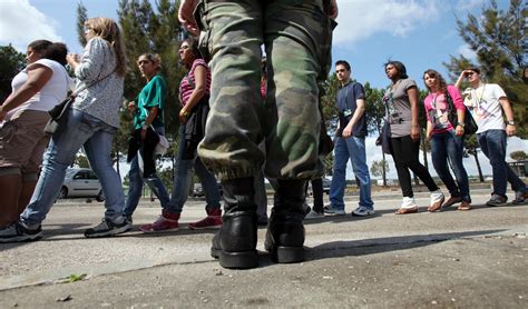 Jovens Usam Religi O Para Escapar Ao Dia Da Defesa Nacional