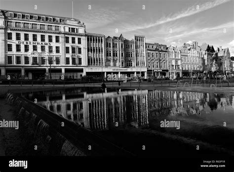 City centre shops reflected in the infinity pool, and fountains, Old ...