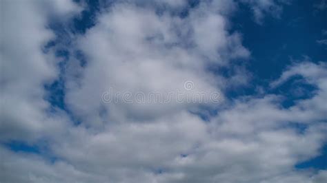 Las Nubes Se Mueven Suavemente En El Cielo Azul Escala De Tiempo