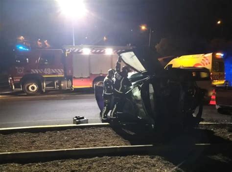 Un Coche Vuelca En La Tf Tras Chocar Contra Un Poste De Luz