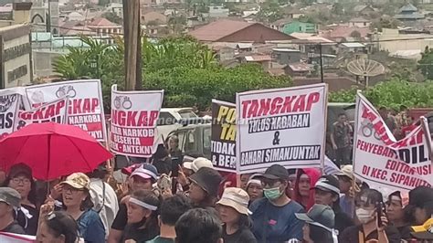 Ratusan Perempuan Demo Di Polres Taput Desak Polisi Tangkap Penyebar