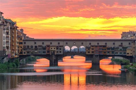 Rio Arno E A Famosa Ponte Ponte Vecchio Ao P R Do Sol Na Ponte Alle