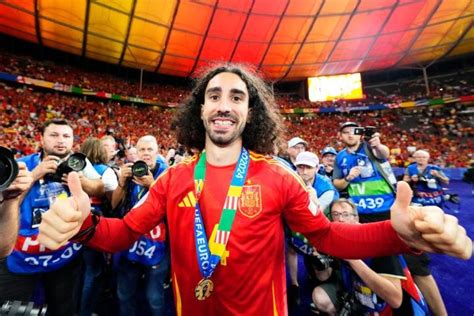 Cucurella Cumple Su Promesa De Cabello Rojo Pero Con Un Giro