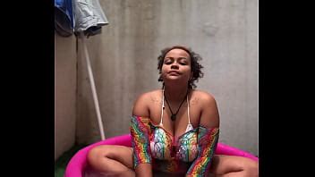 Yoga BBW Dans Une Mini Piscine XVIDEOS