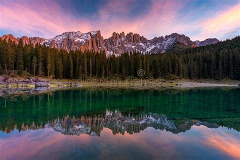 Lago Carezza Lago Lago Lago Di Carezza Karersee Con Monte Latemar