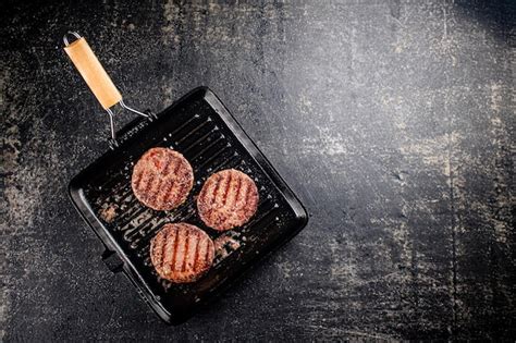 Premium Photo Grilled Burger In A Frying Pan