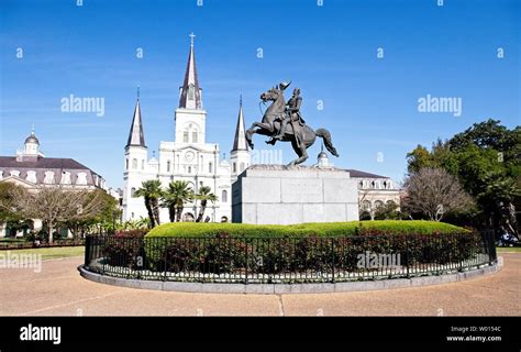 Una Estatua De Andrew Jackson Se Sienta En Andrews Square En Nueva