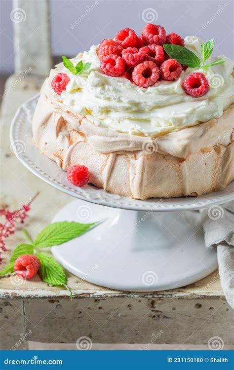 Bolo De Pavlova Caseiro Framboesas E Mascarpones Foto De Stock