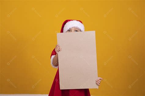 Linda menina criança segurando placa usando chapéu papai Noel feliz