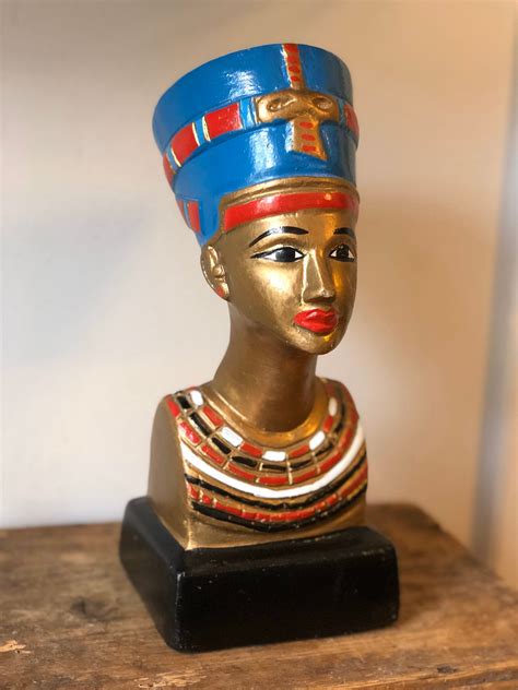 Chalkware Plaster Bust Of Egyptian Queen Nefertiti Statue Bust Figurine