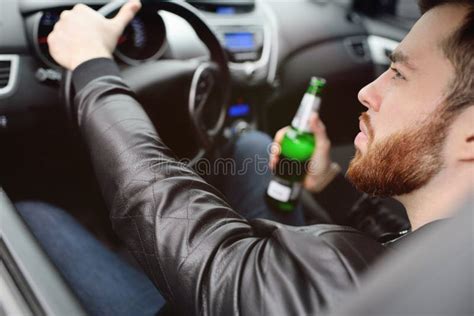 Uomo Ubriaco Con Una Bottiglia Di Birra Che Conduce Un Automobile