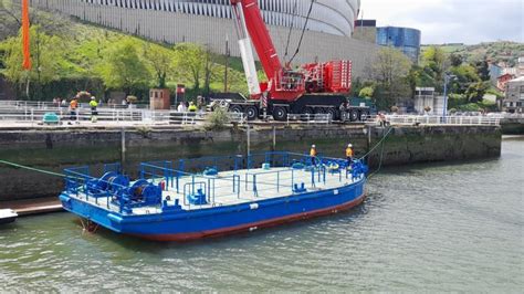 Euros Por Navegar Junto A La Gabarra Del Athletic En La R A De