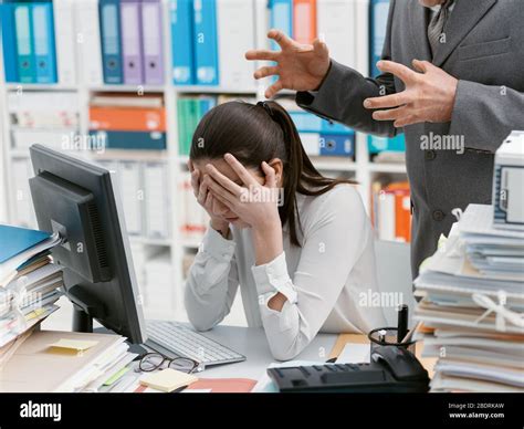 Jefe enojado gritando a su joven empleado ella está estresada y se