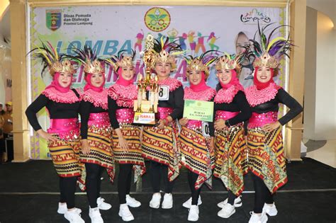 Ketua Perwosi Provinsi Lampung Membuka Lomba Senam Kreasi Dan Senam