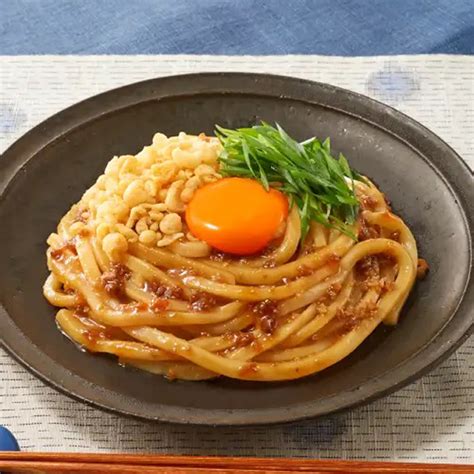 すき焼きの〆のうどんをイメージ！ エバラから「プチッとうどんプラス 具入り牛すき焼うどん」が登場 Ecナビ