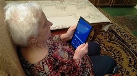 Ponad P Tysi Ca Tablet W Dla Senior W Od Fundacji Biedronki