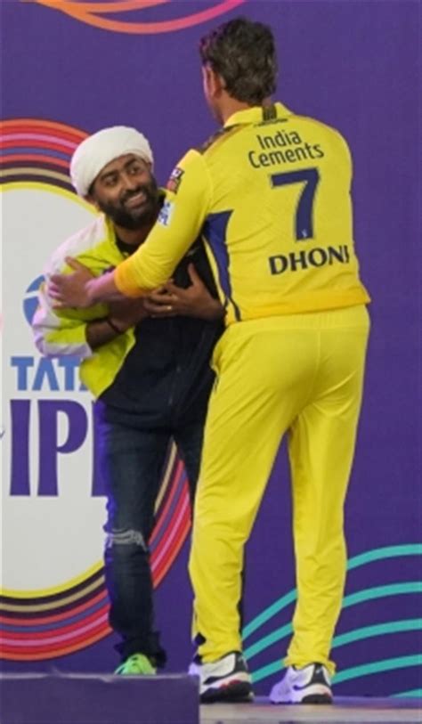 When Legends Meet Arijit Singh Touches Dhoni S Feet At IPL Opening